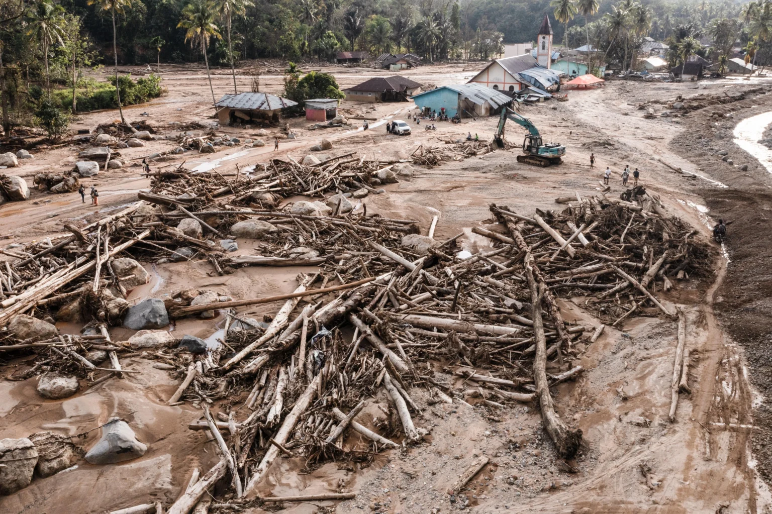 Foto udara pekerja mengoperasikan alat berat saat membersihkan sampah kayu akibat banjir bandang dan longsor di Hutanabolon, Kecamatan Tukka,Tapanuli Tengah, Sumatera Utara