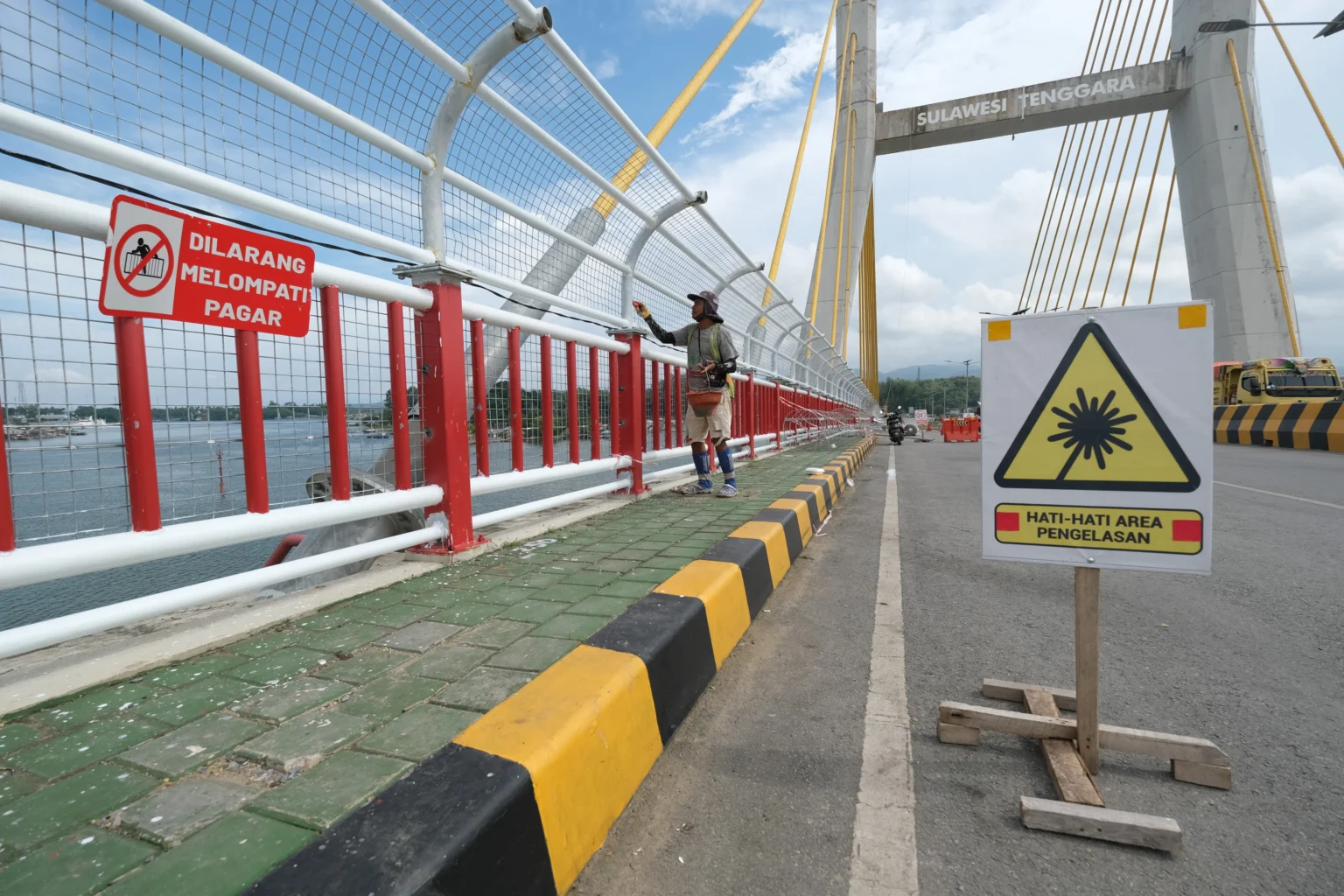 (Gambar ilustrasi) Sejumlah pekerja menyelesaikan pengecatan pagar pengaman Jembatan Teluk Kendari, Kendari, Sulawesi Tenggara