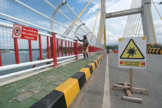 (Gambar ilustrasi) Sejumlah pekerja menyelesaikan pengecatan pagar pengaman Jembatan Teluk Kendari, Kendari, Sulawesi Tenggara