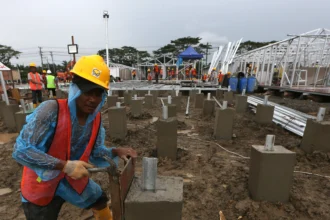 Pekerja membangun hunian sementara (huntara) untuk korban bencana banjir bandang di Karang Baru, Aceh Tamiang