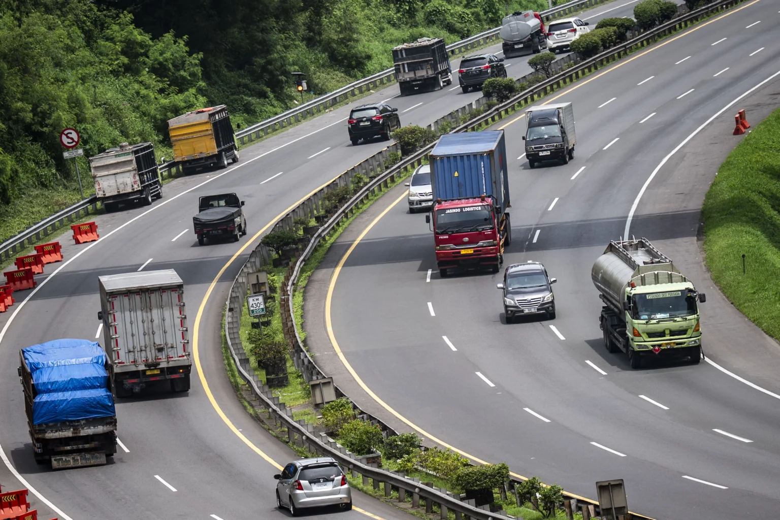 Sejumlah truk dan kendaraan roda empat melaju di Jalan Tol Trans Jawa Ruas Tanjungmas-Srondol, Semarang, Jawa Tengah