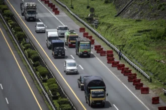Sejumlah truk dan kendaraan roda empat melaju di Jalan Tol Trans Jawa Ruas Tanjungmas-Srondol, Semarang, Jawa Tengah
