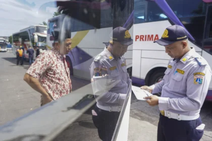 Petugas Dishub DKI Jakarta memeriksa kelengkapan dokumen bus saat uji kelaikan jalan di Terminal Kalideres, Jakarta