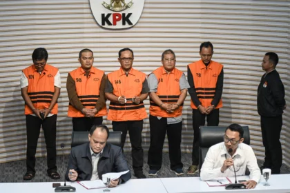 KPK menahan lima tersangka dalam kasus dugaan suap dan gratifikasi terkait pengadaan barang dan jasa di sejumlah proyek Pemerintah Kabupaten Lampung Tengah dengan total aliran uang yang diterima tersangka Ardito Wijaya mencapai kurang lebih Rp5,75 miliar serta mengamankan barang bukti berupa uang tunai sebesar Rp193 juta dan logam mulia seberat 850 gram.