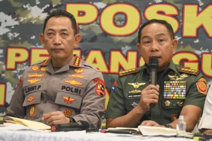 Panglima TNI Jenderal TNI Agus Subiyanto (kanan) bersama Kapolri Jenderal Pol. Listyo Sigit Prabowo menyampaikan keterangan terkait penanganan bencana di Lanud Halim Perdanakusuma, Jakarta, Rabu (3/12/2025)