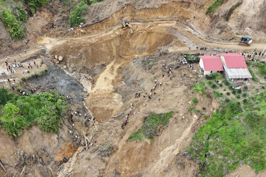 Foto udara sejumlah alat berat yang dioperasikan untuk menangani jalan lintas yang tertimbun tanah longsor di Desa Burni Pase, Kecamatan Permata, Bener Meriah, Aceh
