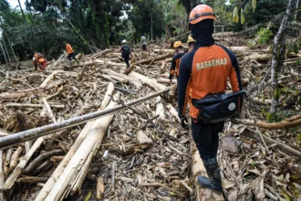 Anggota Basarnas gabungan melakukan pencarian korban bencana tanah longsor dan banjir bandang di Kelurahan Sipange, Kecamatan Tukka,Tapanuli Tengah, Sumatera Utara