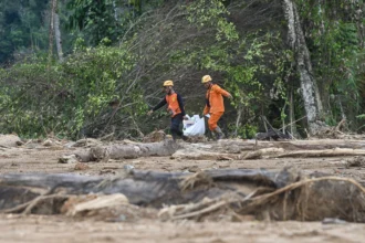 Anggota Basarnas gabungan berjalan membawa perlengkapan pencarian korban bencana tanah longsor dan banjir bandang di Kelurahan Sipange, Kecamatan Tukka,Tapanuli Tengah, Sumatera Utara, Selasa (9/12/2025)