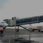 Sejumlah personil polisi antre masuk ke dalam pesawat untuk dikirim ke daerah bencana di Sumut, Sumbar dan Aceh di Bandara Soekarno Hatta, Tangerang, Banten, Senin (1/12/2025)