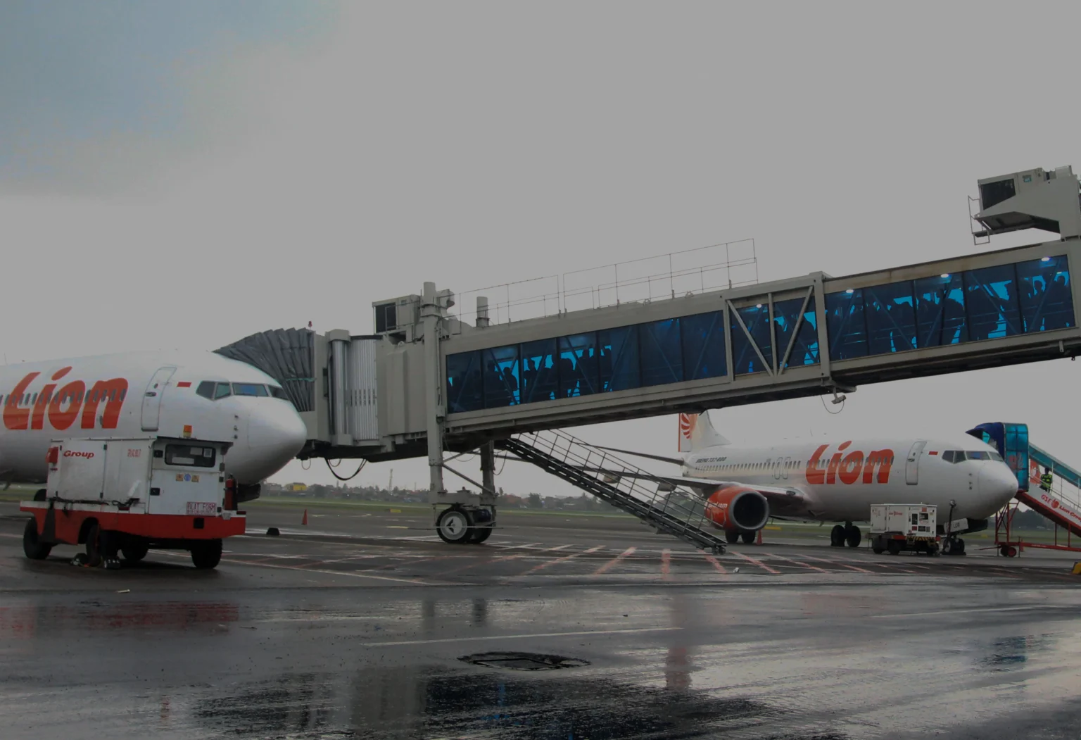 Sejumlah personil polisi antre masuk ke dalam pesawat untuk dikirim ke daerah bencana di Sumut, Sumbar dan Aceh di Bandara Soekarno Hatta, Tangerang, Banten, Senin (1/12/2025)
