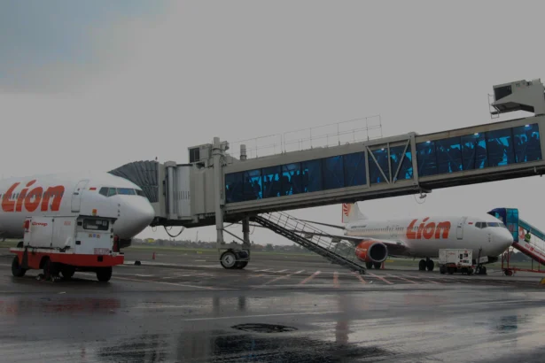 Sejumlah personil polisi antre masuk ke dalam pesawat untuk dikirim ke daerah bencana di Sumut, Sumbar dan Aceh di Bandara Soekarno Hatta, Tangerang, Banten, Senin (1/12/2025)