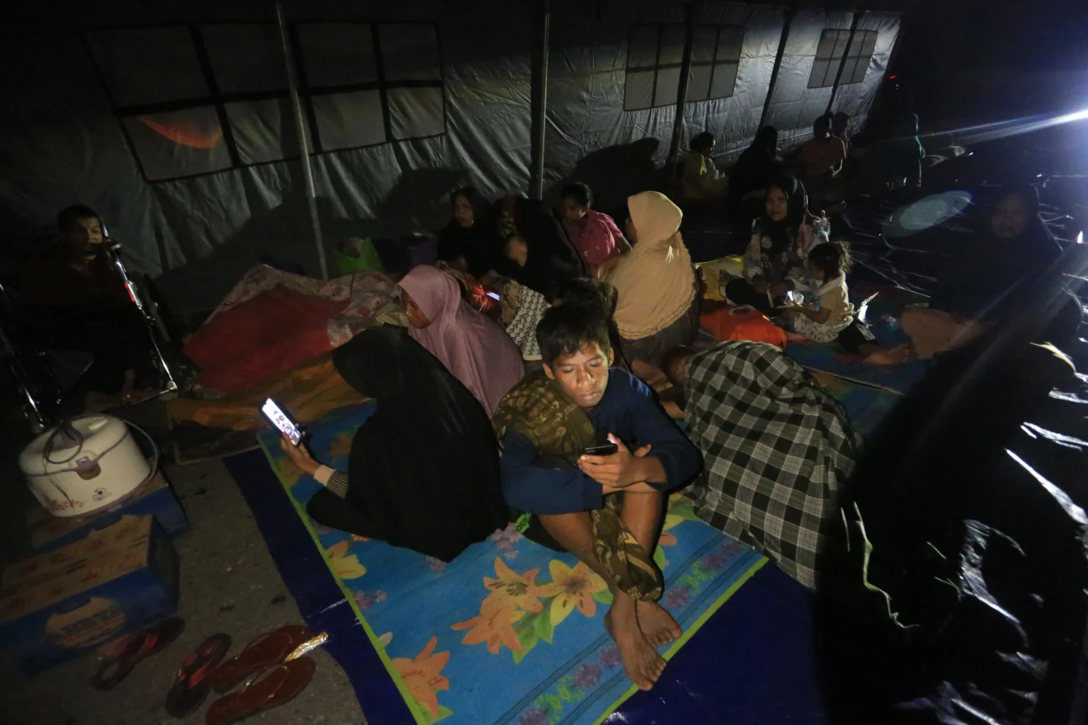 Sejumlah warga korban banjir berada di dalam tenda pengungsian di Desa Pasi Leuhan, Johan Pahlawan, Aceh Barat, Aceh