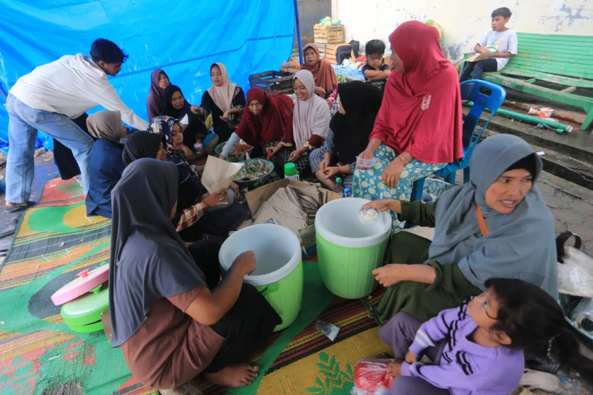 Petugas mempersiapkan sarapan untuk warga korban bencana hidrometeorologi di Masjid Al-Abrar Desa Gunung Balohen, Kebayakan, Aceh Tengah, Aceh, Sabtu (13/12/2025).