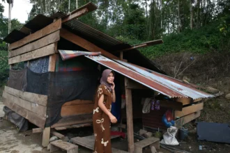 Korban bencana banjir bandang dan longsor berada di bangunan sementara yang dibangun secara mandiri di pinggir jalan lintas Geumpag-Pameu-Takengon, Desa Lut Jaya, Rusip Antara, Aceh Tengah, Aceh