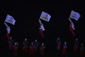 Penari menampilkan atraksi saat upacara Penutupan SEA Games 2025 di Stadion Rajamangala, Bangkok, Thailand
