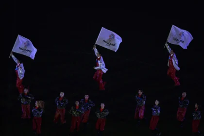 Penari menampilkan atraksi saat upacara Penutupan SEA Games 2025 di Stadion Rajamangala, Bangkok, Thailand