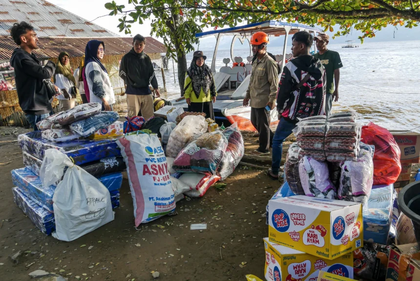 Penyaluran bantuan dengan menggunakan perahu
