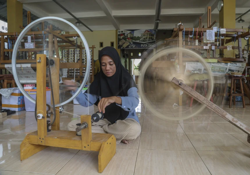 Pekerja memintal benang untuk pembuatan kain tenun puta dino di rumah Produksi Tenun Puta Dino Kayangan, Kota Tidore Kepulauan, Maluku Utara