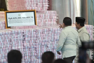 Presiden Prabowo Subianto (kanan) berbincang dengan Jaksa Agung ST Burhanuddin (kiri) sebelum seremoni penyerahan uang hasil penagihan denda administratif kehutanan dan penyelamatan keuangan negara dari hasil tindak pidana korupsi di kompleks Kejaksaan Agung, Jakarta, Rabu (24/12/2025).