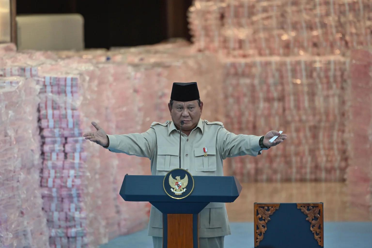 Presiden Prabowo Subianto menyampaikan pidato dalam seremoni penyerahan uang hasil penagihan denda administratif kehutanan dan penyelamatan keuangan negara dari hasil tindak pidana korupsi di kompleks Kejaksaan Agung, Jakarta, Rabu (24/12/2025).