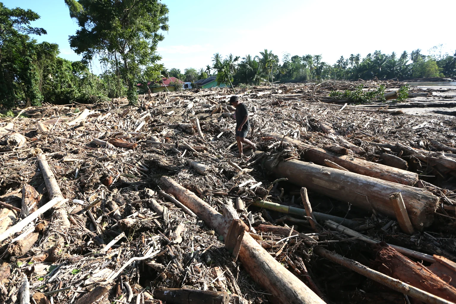 Penyisiran daerah terdampak banjir di Pidie Jaya, Aceh.