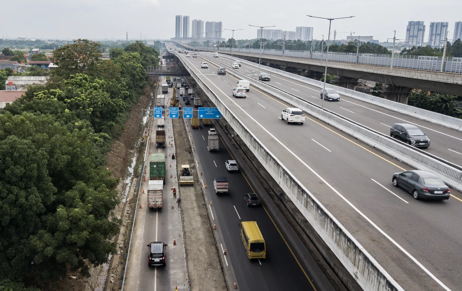 Perbaikan Jalan Tol Jakarta-Cikampek di Cikarang