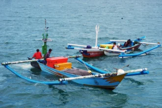Nelayan melaut di tengah gelombang tinggi disertai angin kencang di Pantai Kedonganan, Badung, Bali