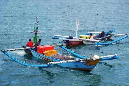 Nelayan melaut di tengah gelombang tinggi disertai angin kencang di Pantai Kedonganan, Badung, Bali