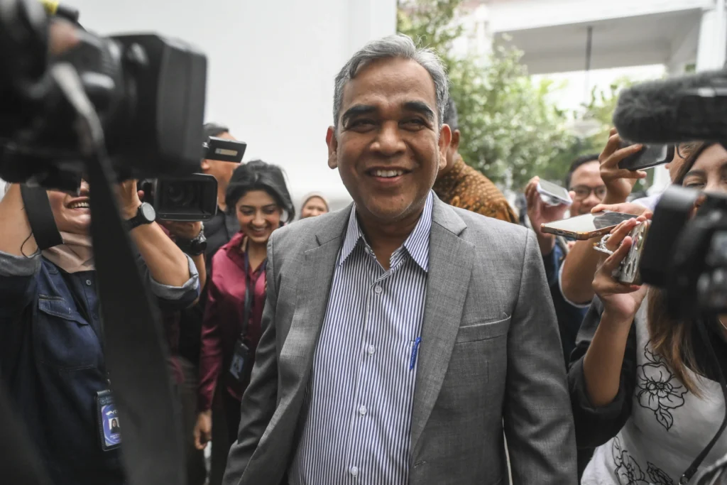Ketua MPR Ahmad Muzani berjalan untuk melakukan pertemuan dengan Presiden Prabowo Subianto di Kompleks Istana Kepresidenan