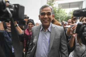 Ketua MPR Ahmad Muzani berjalan untuk melakukan pertemuan dengan Presiden Prabowo Subianto di Kompleks Istana Kepresidenan