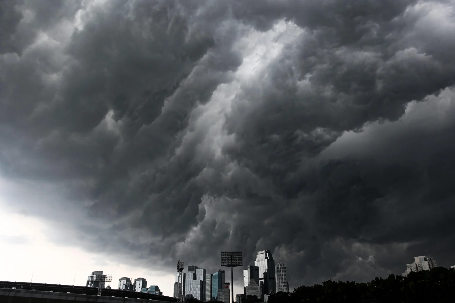Awan tebal di atas gedung bertingkat di Jakarta