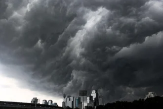 Awan tebal di atas gedung bertingkat di Jakarta