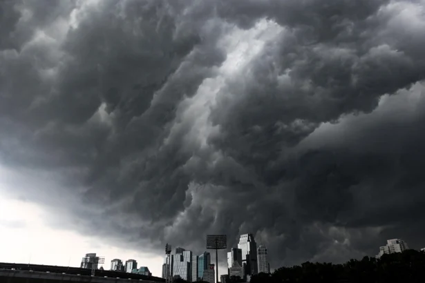 Awan tebal di atas gedung bertingkat di Jakarta