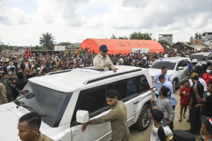 Presiden Prabowo Subianto menyapa warga saat mengunjungi posko pengungsian di Kuala Simpang, Aceh Tamiang, Aceh