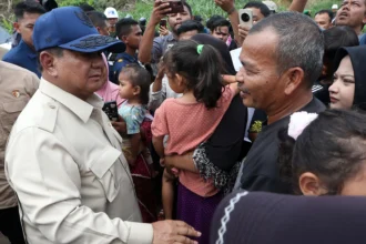 Presiden Prabowo kunjungi pengungsi bencana banjir dan lonsor di Aceh.