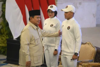 Presiden Prabowo Subianto (kiri) berbincang dengan lifter Rizki Juniansyah (kanan) dan pemanah Diananda Choirunnisa saat pelepasan Kontingen Indonesia pada SEA Games 2025 di Istana Negara
