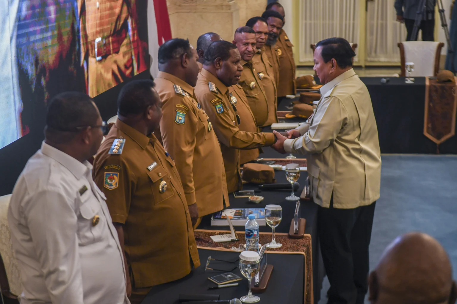 Presiden Prabowo Subianto (kanan) berjabat tangan dengan sejumlah kepala daerah Papua sebelum memulai pengarahan kepada kepala daerah se-Papua dan Komite Eksekutif Percepatan Pembangunan Otonomi Khusus Papua di Istana Negara, Jakarta, Selasa (16/12/2025).