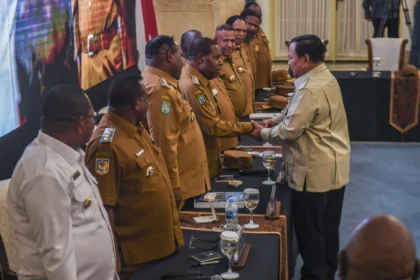 Presiden Prabowo Subianto (kanan) berjabat tangan dengan sejumlah kepala daerah Papua sebelum memulai pengarahan kepada kepala daerah se-Papua dan Komite Eksekutif Percepatan Pembangunan Otonomi Khusus Papua di Istana Negara, Jakarta, Selasa (16/12/2025).