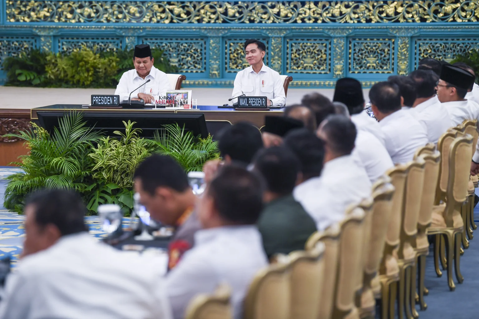 Presiden Prabowo Subianto (kiri) didampingi Wakil Presiden Gibran Rakabuming Raka (kedua kiri) memimpin Sidang Kabinet Paripurna di Istana Negara