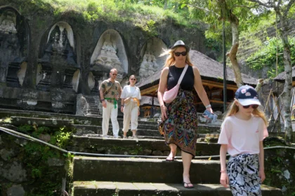 Wisatawan mancanegara berjalan di area situs arkeologi kuno saat berkunjung pada acara cerita di balik sejarah di Daya Tarik Wisata (DTW) Gunung Kawi, Gianyar, Bali, Selasa (25/11/2025)