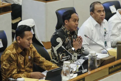 Menteri Kehutanan Raja Juli Antoni (tengah) bersama Wakil Menteri Kehutanan Rohmat Marzuki (kiri) dan Sekretaris Jenderal Kementerian Perhutanan Mahfudz (kanan) menyampaikan paparan saat mengikuti rapat kerja dengan Komisi IV DPR di Kompleks Parlemen, Senayan, Jakarta