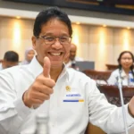 Menteri Keuangan Purbaya Yudhi Sadewa bersiap mengikuti rapat kerja dengan Komisi XI DPR di Kompleks Parlemen, Senayan, Jakarta, Senin (8/12/2025).