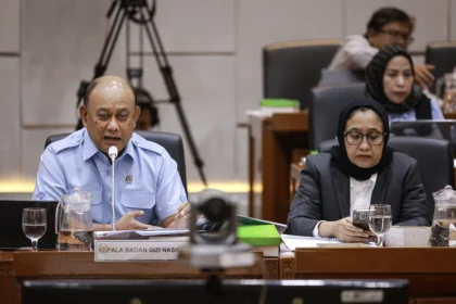 Kepala Badan Gizi Nasional (BGN) Dadan Hindayana bersama Wakil Kepala BGN Nanik S. Deyang