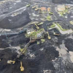 Foto udara suasana bongkar muat di tempat penampungan sementara batu bara, Muaro Jambi, Jambi, Selasa (25/11/2025).