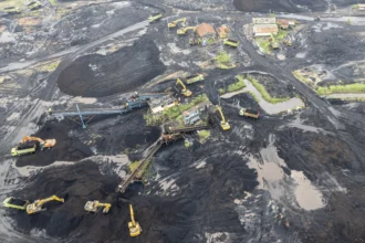 Foto udara suasana bongkar muat di tempat penampungan sementara batu bara, Muaro Jambi, Jambi, Selasa (25/11/2025).