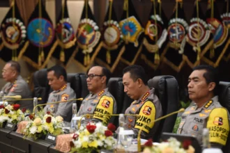 Kapolri Jenderal Pol. Listyo Sigit Prabowo (kedua kanan) bersama Wakapolri Komjen Pol. Dedi Prasetyo (tengah) dan jajaran bersiap menyampaikan paparan dalam Refleksi Akhir Tahun 2025 Polri di Gedung Rupatama Mabes Polri, Jakarta, Selasa (30/12/2025).