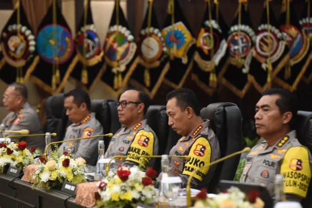 Kapolri Jenderal Pol. Listyo Sigit Prabowo (kedua kanan) bersama Wakapolri Komjen Pol. Dedi Prasetyo (tengah) dan jajaran bersiap menyampaikan paparan dalam Refleksi Akhir Tahun 2025 Polri di Gedung Rupatama Mabes Polri, Jakarta, Selasa (30/12/2025).