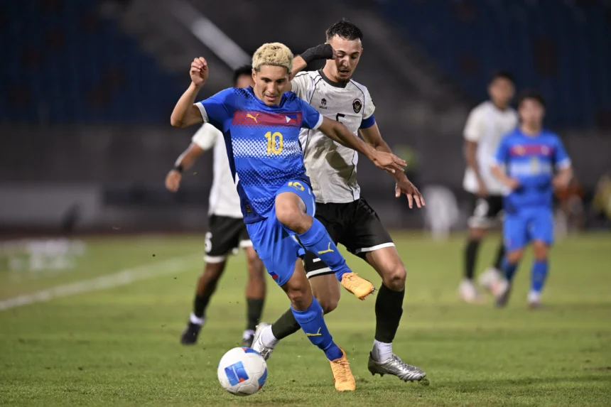 Pesepak bola Timnas Indonesia U-22 Ivar Jenner (kanan) berebut bola dengan pesepak bola Timnas Filipina Javier Alessandro Mariona (kiri) pada pertandingan babak penyisihan Grup C Sepak Bola SEA Games 2025