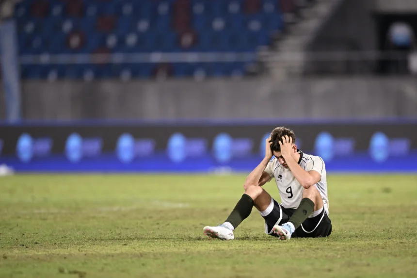 Pesepak bola Timnas Indonesia U-22 Mauro Nils Zijlstra tertunduk usai dikalahkan Timnas Filipina pada pertandingan babak penyisihan Grup C Sepak Bola SEA Games 2025 di The 700th Anniversary of Chiang Mai Stadium, Chiang Mai, Thailand
