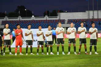 Sejumlah pesepak bola Timnas Indonesia U-22 menyanyikan lagu kebangsaan Indonesia Raya sebelum bertanding melawan Timnas Filipina pada pertandingan babak penyisihan Grup C Sepak Bola SEA Games 2025